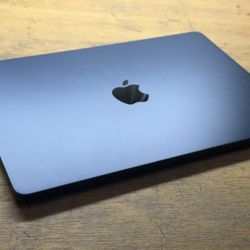 MacBook Air M2 13.6" %98 Battery Health ~ Applecare+ 2032
