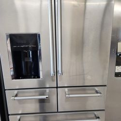 Un Refrijerador Sinco Puertas KitcnenAid Cuatro Meses De Garantia Se Yeva Adomisilio