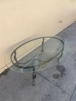 Mesa De Centro Vase De Metal Y Superficie De Cristal Grueso