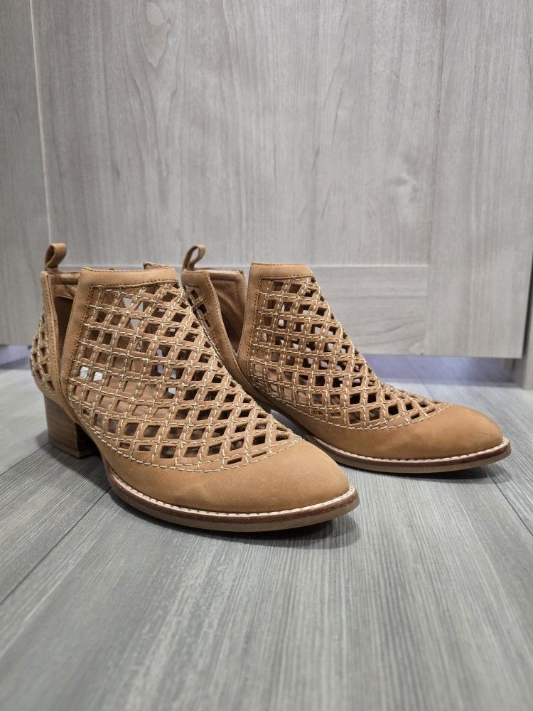 Awesome Ankle Boots Size 7 1/2