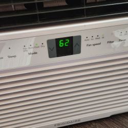 Frigidaire Window window AC 8,000 BTU. 