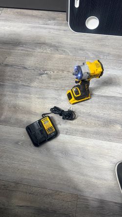 DEWALT ATOMIC 20V MAX Cordless Brushless 3/8 in. Variable Speed Impact Wrench +battery and charger