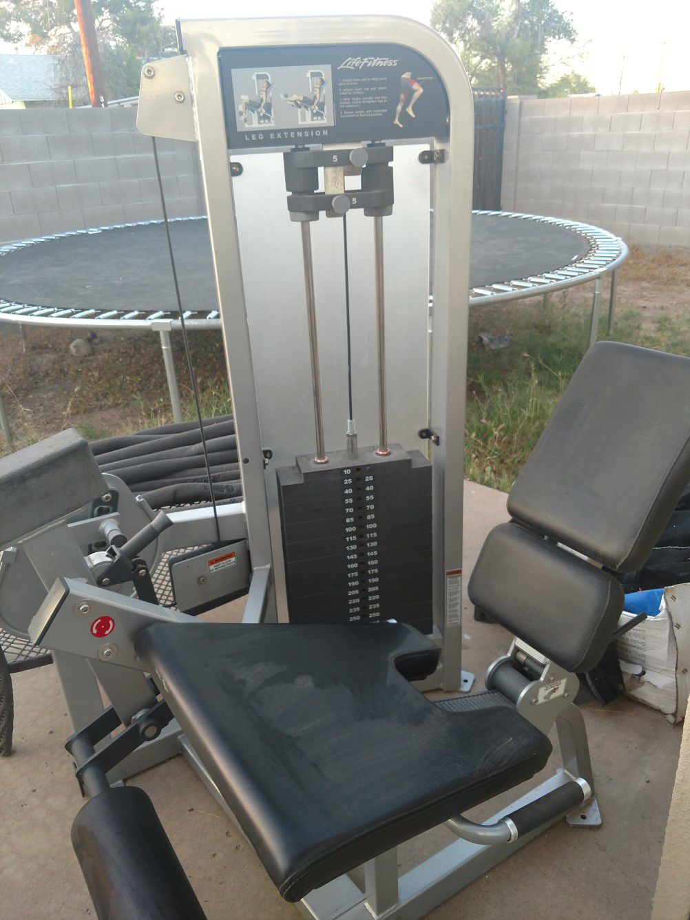 Life Fitness leg extension machine / workout equipment