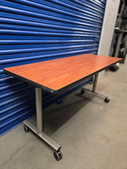 Solid foldable table in good conditions