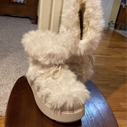 Womens Boots 7.5 NWT  Spring Birthday Day Gift White Faux Fur Lace Up Rubber Soles