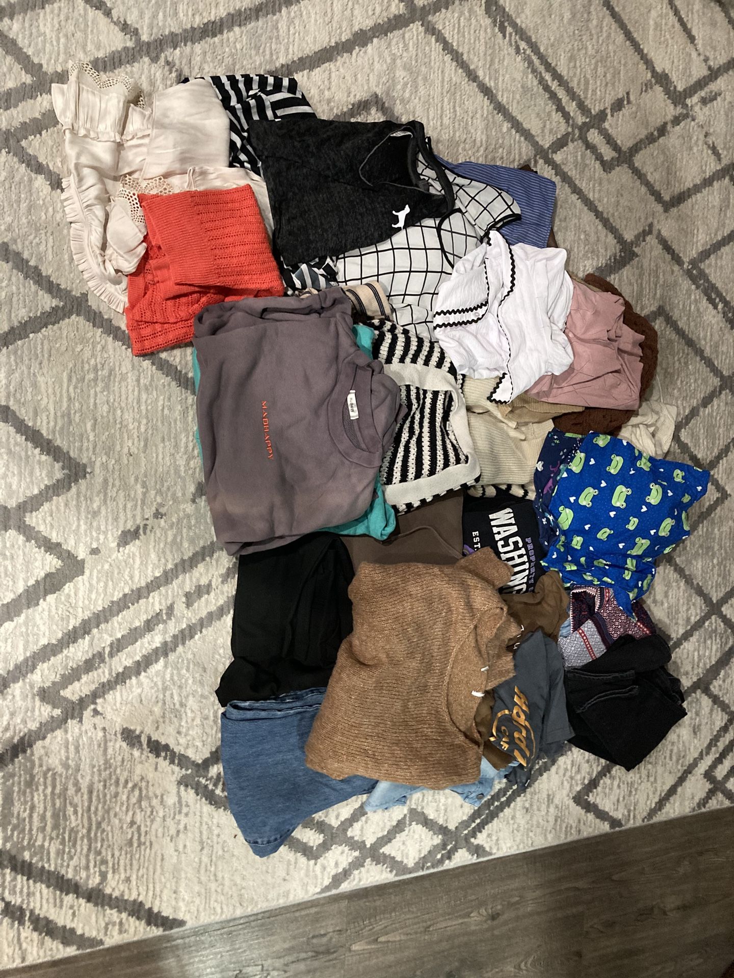 Woman’s Clothing Lot 47 Piece Small/med