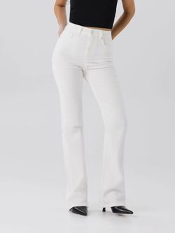 ⚡️Fresh whites for the new season. ☁️ The Aria Flare Jean: where structure meets stretch for the ultimate flattering fit⚡️. Sizes:36/38/40 Price:80$
