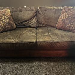 Comfortable Brown Broyhill Couch With 2 Pillows – Family Room / Rental Ready
