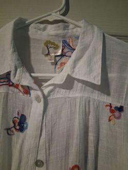 Fig and Flower White Embroidered Button-Up Blouse Size S