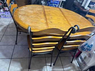 Wooden Oval/Round Kitchen Table with 4 iron chairs with center leaf removeable