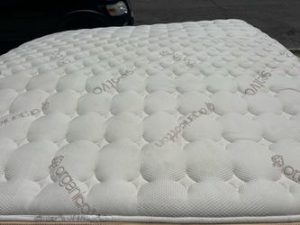 Like-New ORGANIC - Saatva RX Queen Mattress