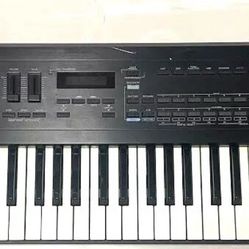 Roland D-20 61-Key Linear LA Synthesizer Black keyboard Music Instruments