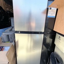 USED Seasons Top-Freezer Refrigerator