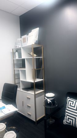 Modern Good and white bookcase with cabinets