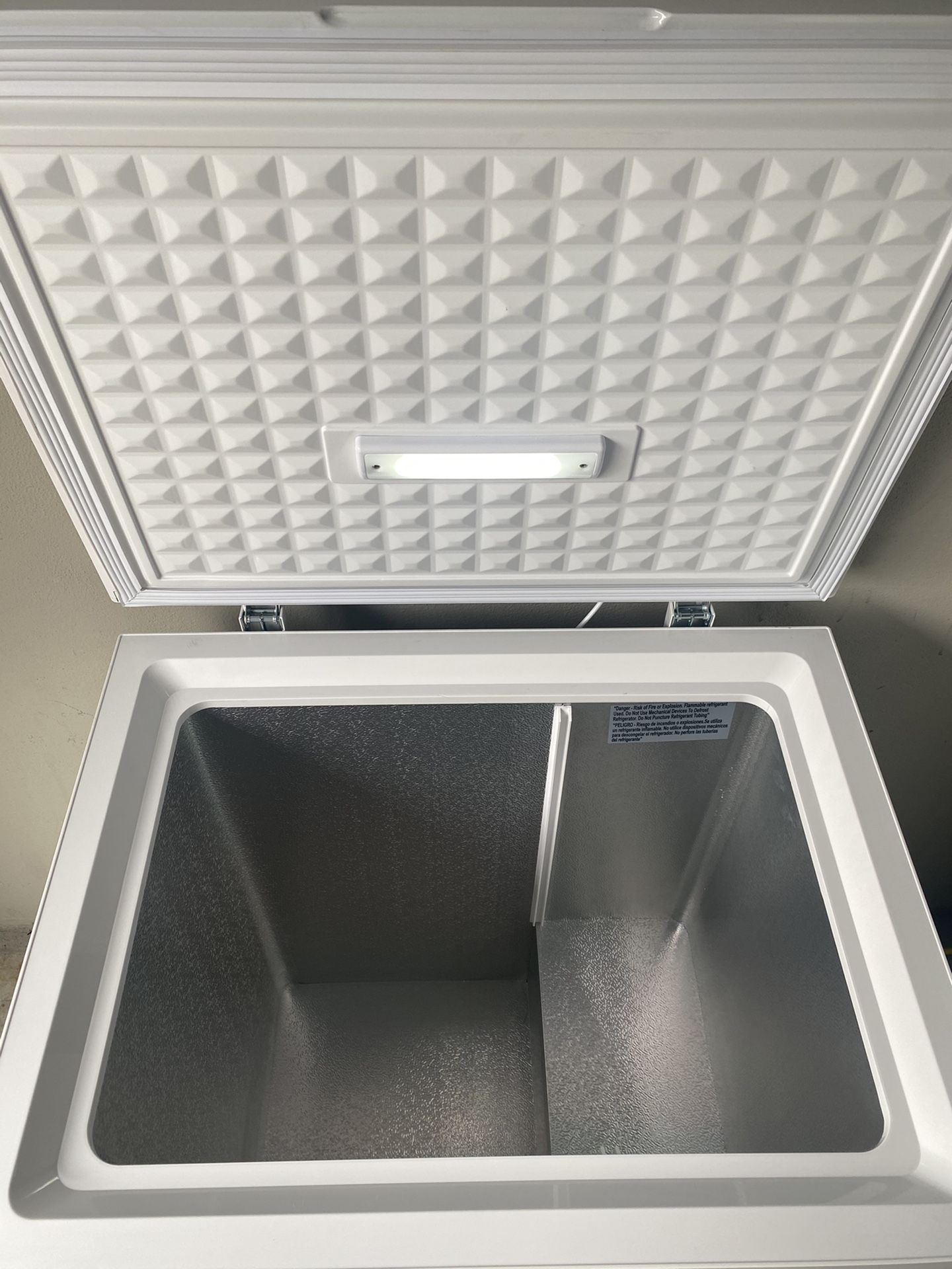 *Like New* 5.0 Cubic Ft Deep Chest Freezer for Sale in Seattle, WA