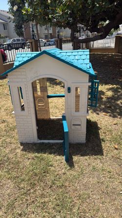 Kids play house