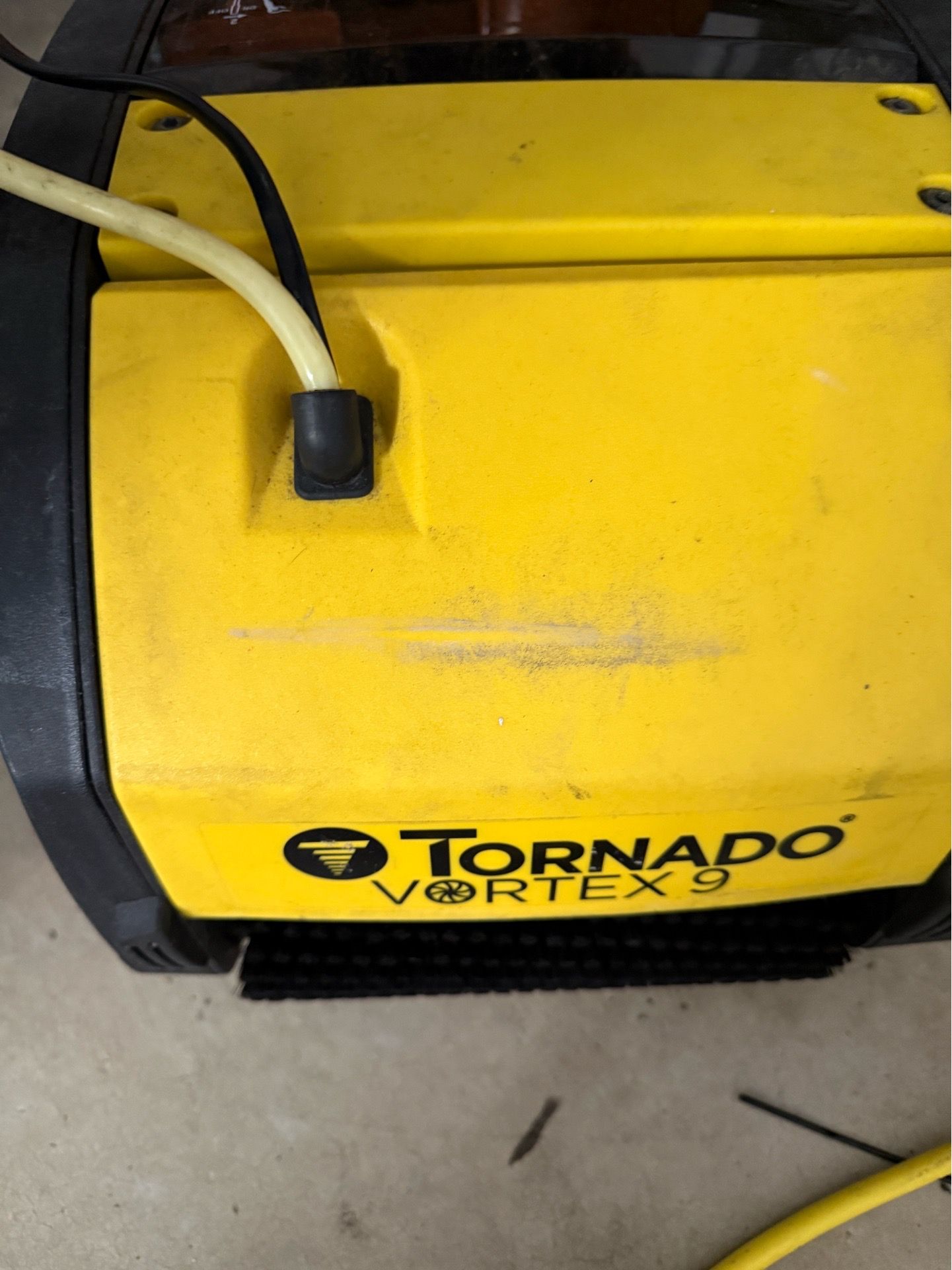 Floor cleaning machine