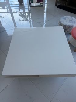 Mesa ratona moderna blanca con almacenamiento