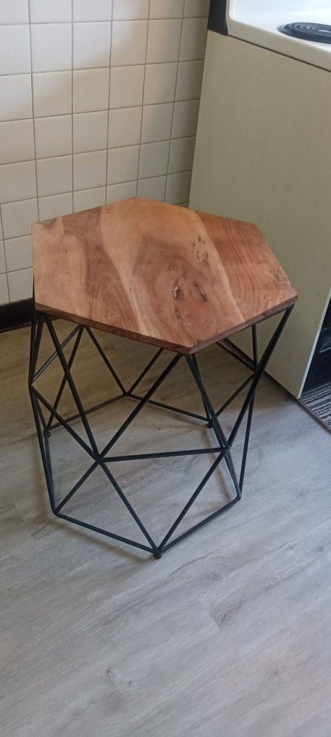 2&1half foot Accent Table,23 inch round Top(Redwood),Metal Legs,black! No Damages