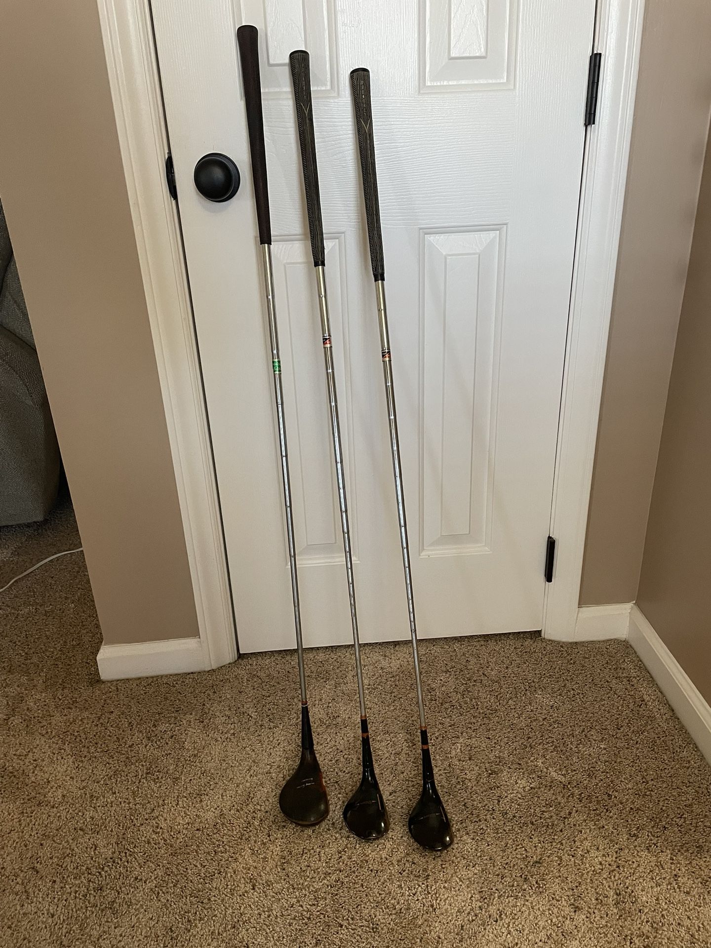 3 Vintage Persimmon golf clubs- Driver is Spalding and 3 and 4 wood are Wilson. Right- Handed. Mens