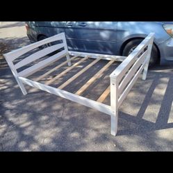 🌹FULL SIZE WHITE COLOR BED- COMPLETE  WITH  MATRESS AND BOX🌹