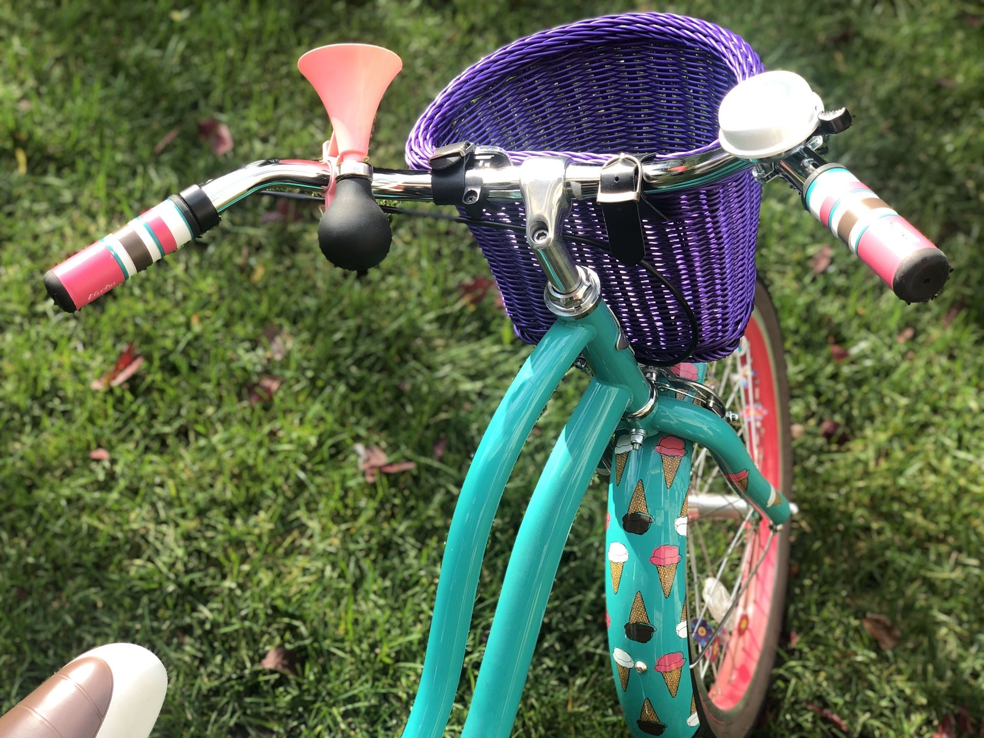 20” Girl’s Gorgeous Electra Sweet Ride” bicycle.