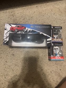 A copo Camaro  and two mini Funko pops