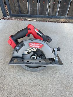 Milwaukee M18 FUEL 18V Lithium-Ion Brushless Cordless 7-1/4 in. Circular Saw (Tool-Only)