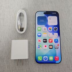 Apple iPhone 17 White 5G - UNLOCKED - Like New