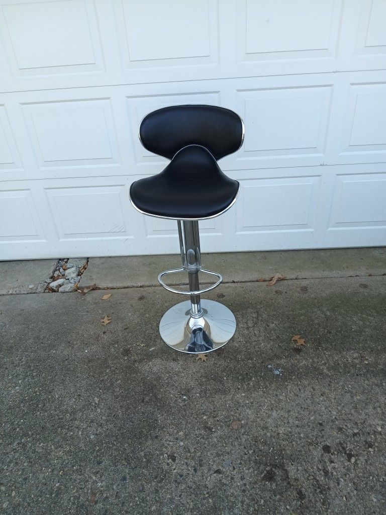 Three Like New Bar Stools The Telescope Up And Down Chrome With Black Padding Like New
