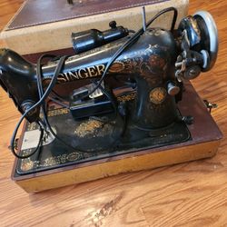 Antique SINGER SEWING MACHINE 