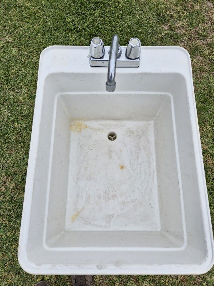 Utilatub 24 in. x 20 in. Structural Thermoplastic Floor-Mount Utility Tub in White