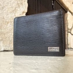 Authentic Salvatore Ferragamo Men's Bifold Leather Wallet - Black