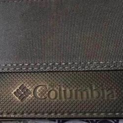 Columbia men’s wallet / like new