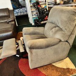 🥰🥰$$170-rocker/swivel grey colored recliner (absolutely everything works on it )comes from a doggie friendly non smoking non pest home. Only sell du