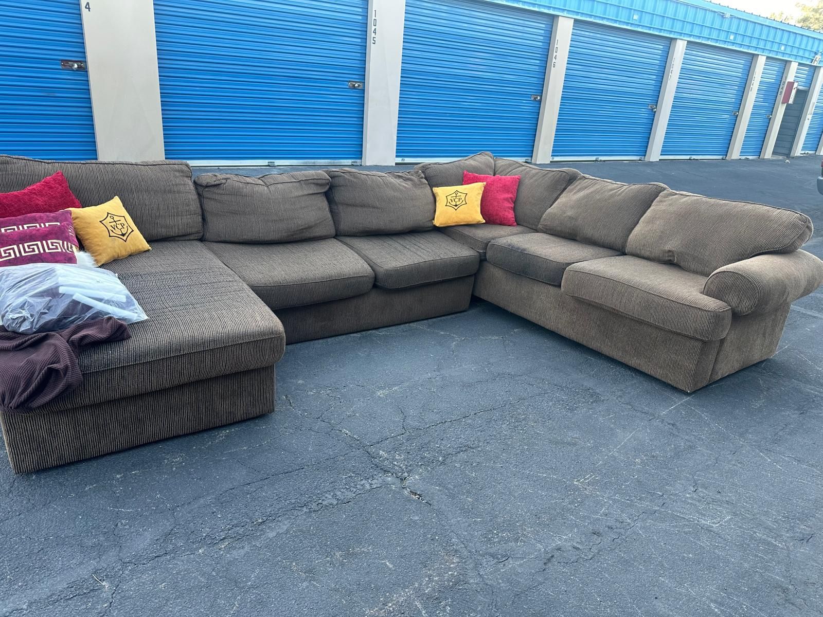 Comfortable Huge Sectional Couch 🛋️ Very Nice 