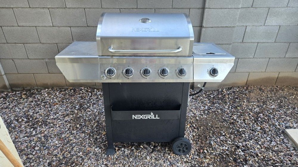 Like New 5 Burners Propane Grill With 1 Extra Cook Burner