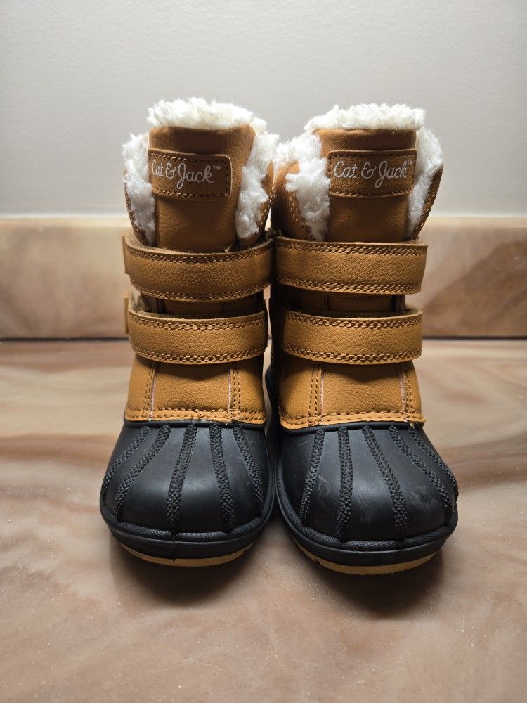Cat & Jack Snow Boots (Size 7) for Sale in Brunswick, OH OfferUp