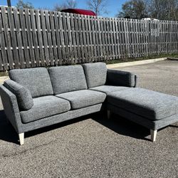 Beautiful Gray Couch with Ottoman! 🚚 ***Free Delivery***  