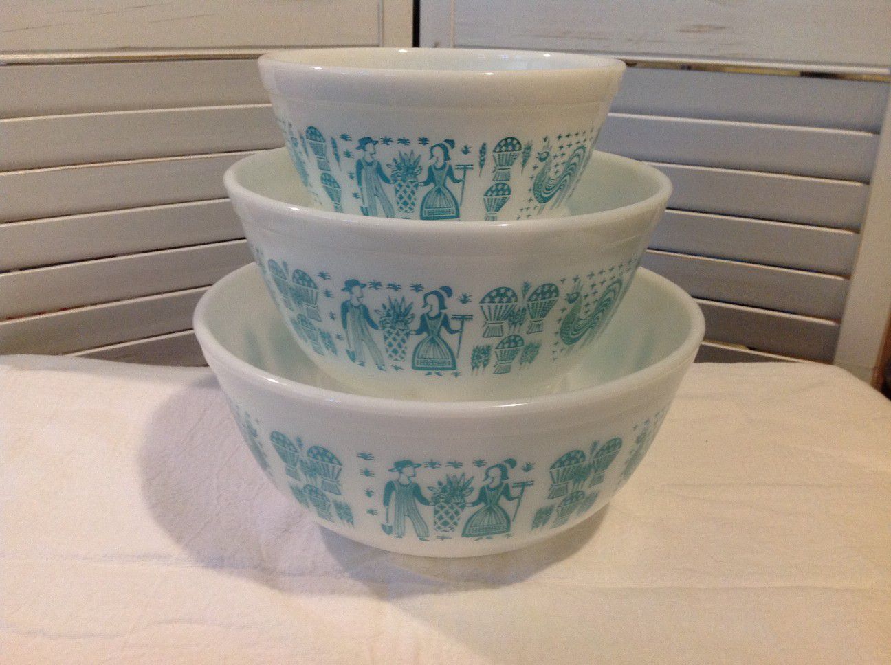 Pyrex turquoise butterprint nesting bowl set
