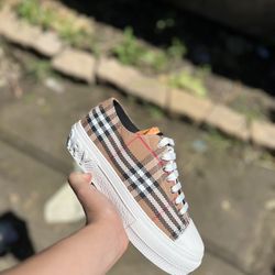 Burberry Women Size 9w,8.5w
