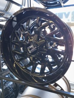 LISTOS PARA INSTALAR HOY MISMO! 🏁 Gran variedad en 20" para 6x135 en stock. Olvídate de problemas de medida; nosotros nos encargamos de todo el proce