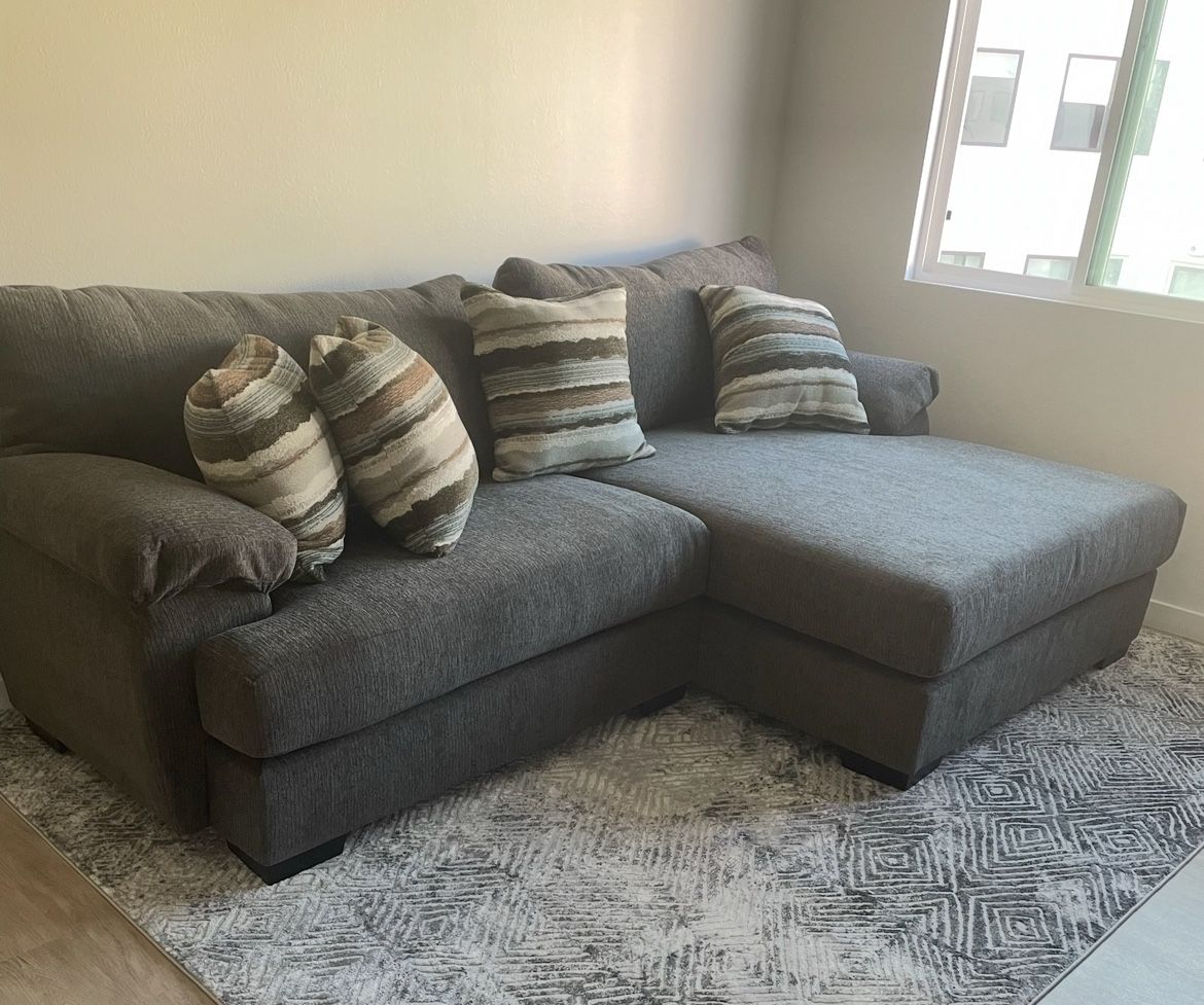 Sofa Chaise With Pillows