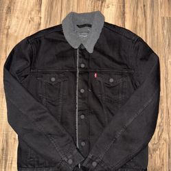 New men’s size medium Levi’s Sherpa jacket 