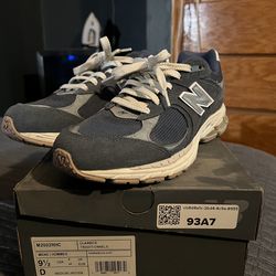NEW BALANCE 2002R SIZE 9.5