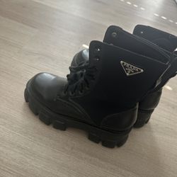 Black Boots 