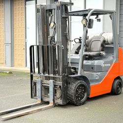 Forklift Toyota LPG 5,000 lb Capacity 