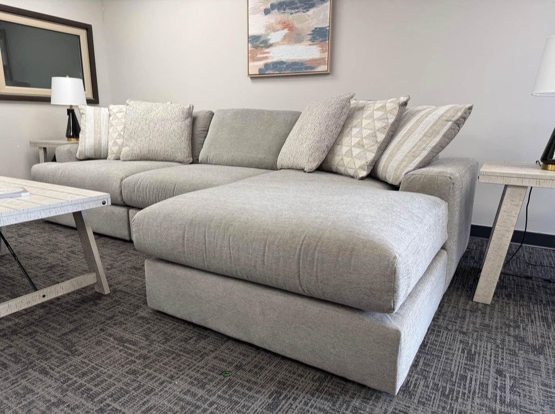 $10 Payment 👌AVALIYAH ASH 3-PIECE RAF CHAISE SECTIONAL SOFA
