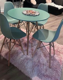 Dinnig table