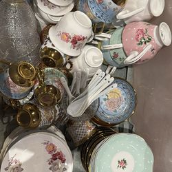Tea cups, saucers, tea spoons